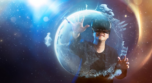 Foto el joven que lleva gafas de realidad virtual con un increíble fondo de imágenes virtuales del espacio cósmico futurista