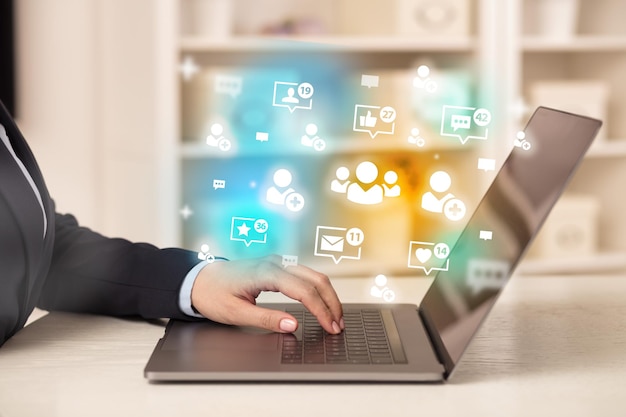 Joven que navega en las redes sociales