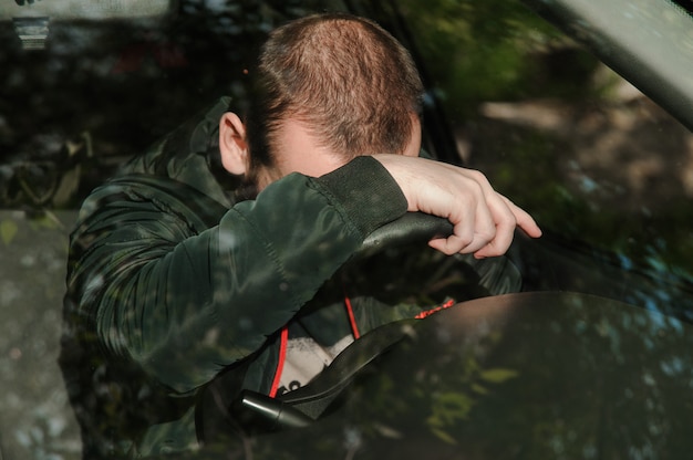 Joven se queda dormido en un coche