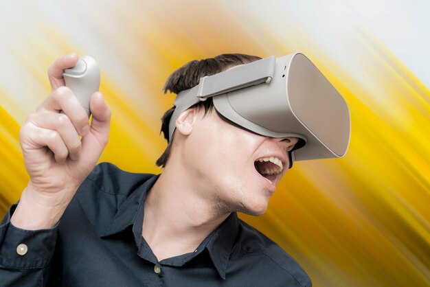 Joven de realidad virtual.