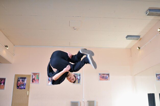 joven realizando break dance en dance studio