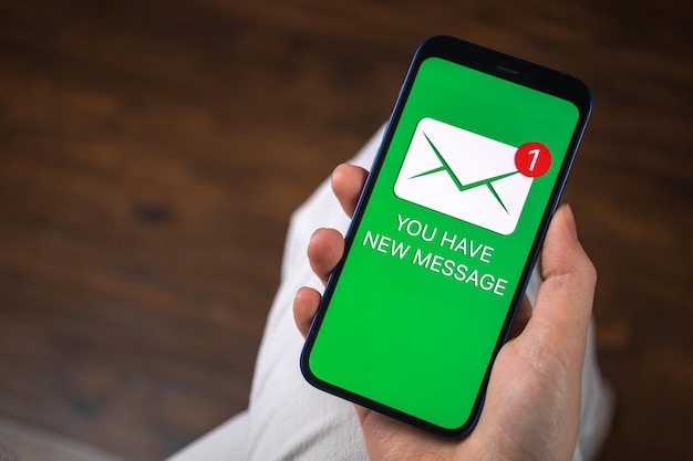 La joven recibe un nuevo mensaje Notificación de correo electrónico entrante El teléfono inteligente con usted tiene un nuevo mensaje de texto Foto de fondo del concepto de negocio de comunicación