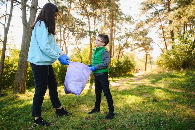 Joven recoge basura en una bolsa, voluntariado