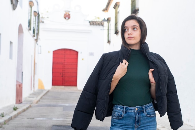 Foto joven recorriendo las calles de sanlucar de barrameda