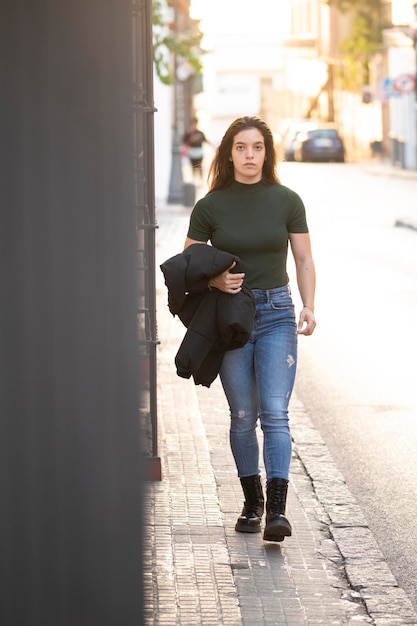Joven recorriendo las calles de Sanlucar de Barrameda