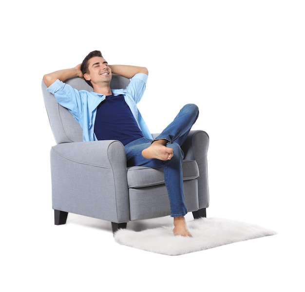 Un joven relajándose en un cómodo sillón sobre un fondo blanco