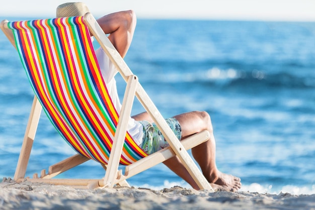 Joven relajándose en la costa del mar