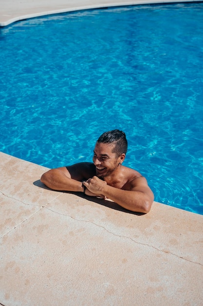 Foto joven relajándose en la piscina foto de alta calidad