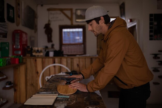 Joven reparando una patineta en el taller