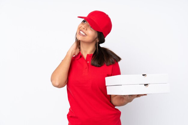 Joven repartidor de pizzas sobre una pared blanca aislada pensando en una idea