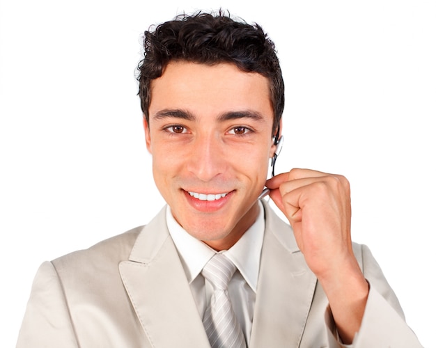 Joven representante de servicio al cliente usando auriculares