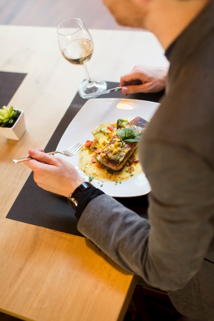 Joven en el restaurante