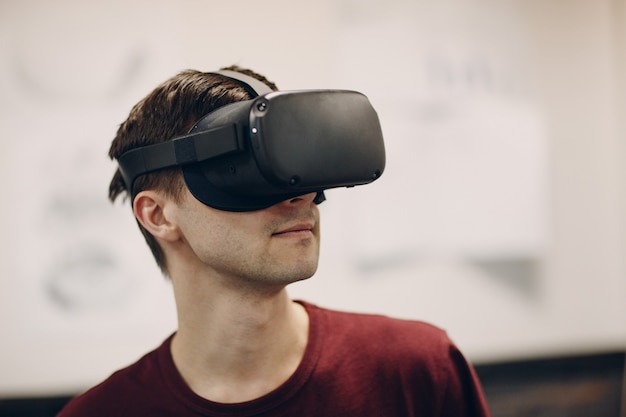 Joven en retrato de gafas de realidad virtual, gafas VR con auriculares con joystick