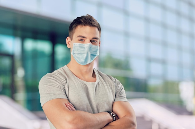 Joven con retrato de mascarilla para prevenir la propagación del virus de la corona