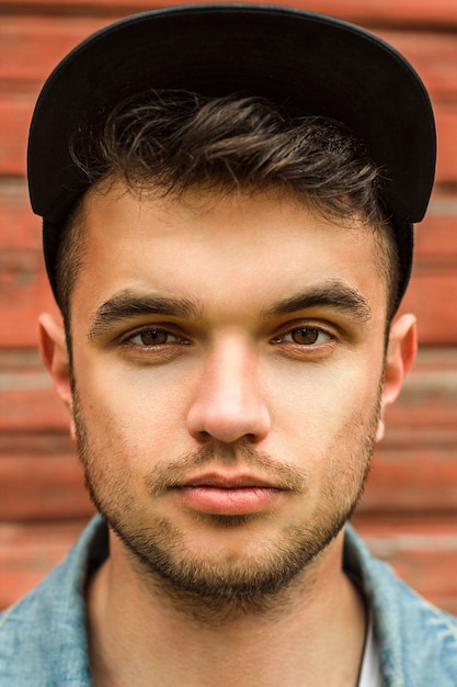 joven en un retrato de sombrero negro