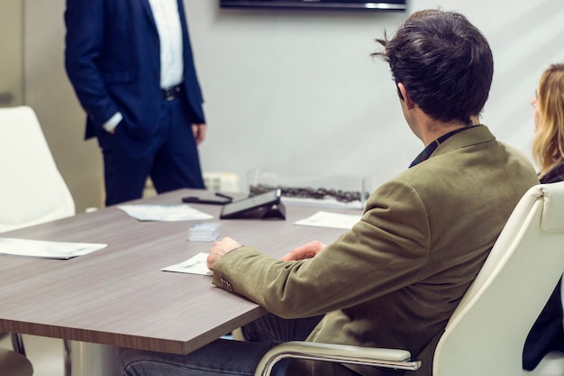 Joven en una reunión de oficina con los socios comerciales