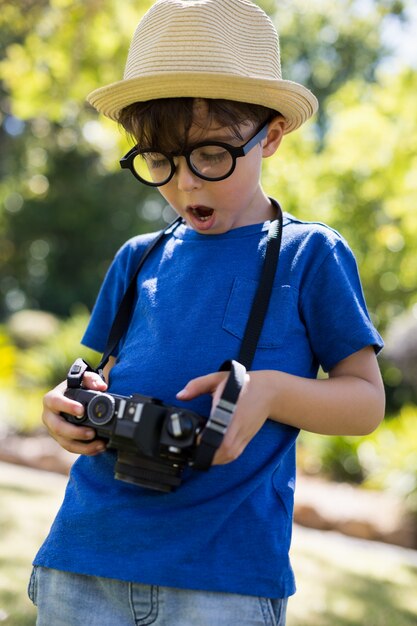 Joven revisando una fotografía en la cámara