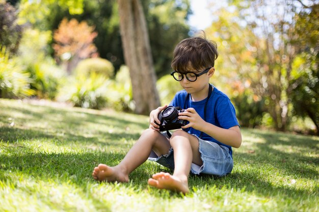 Joven revisando una fotografía en la cámara