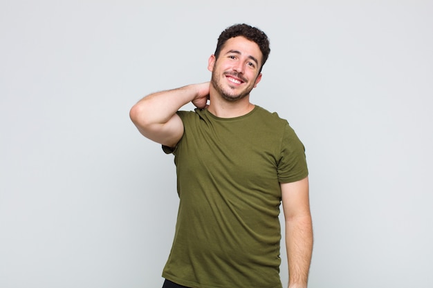 Foto joven riendo alegremente y con confianza con una sonrisa informal, feliz y amigable