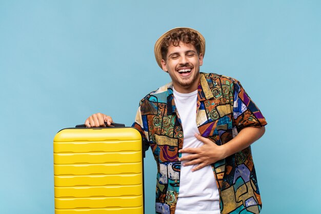 joven riendo a carcajadas de una broma hilarante, sintiéndose feliz y alegre, divirtiéndose. concepto de vacaciones