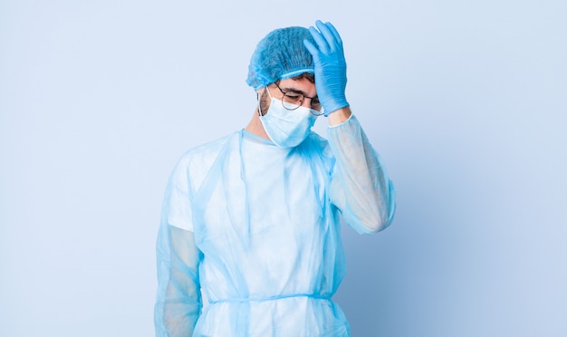 Joven riendo y golpeándose la frente. concepto de coronavirus