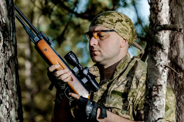 Joven con un rifle de aire