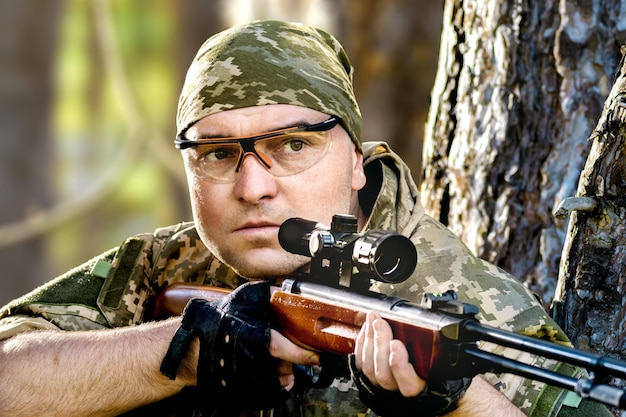 Joven con un rifle de aire