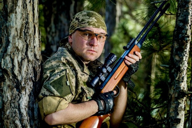 Joven con un rifle de aire