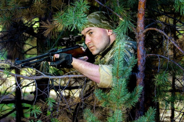 Foto joven con un rifle de aire