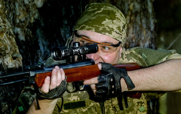 Joven con un rifle de aire