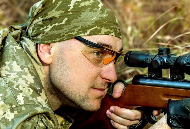 Foto joven con un rifle de aire