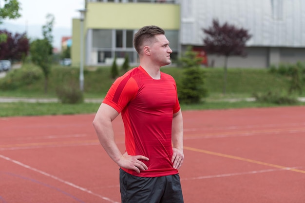 Joven en ropa deportiva después de ejercicios al aire libre