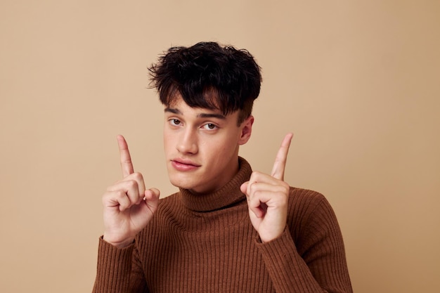 Un joven ropa de moda posando estudio estilo moderno fondo claro inalterado