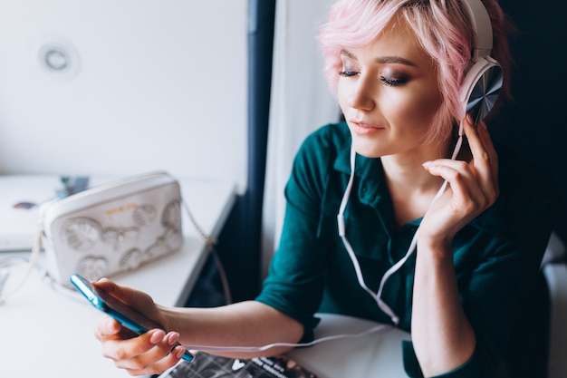 Joven rubia alegre escuchando música