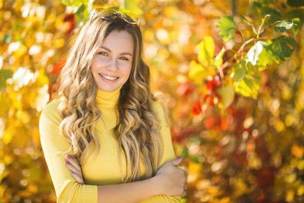 Joven rubia atractiva al aire libre sobre fondo de otoño. Otoño retrato de hermosa mujer elegante.