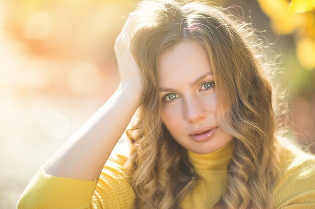 Joven rubia atractiva al aire libre sobre fondo de otoño. Otoño retrato de hermosa mujer elegante.