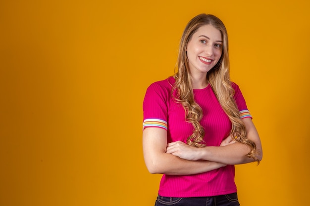 Joven rubia con los brazos cruzados