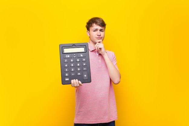 Joven rubia con una calculadora