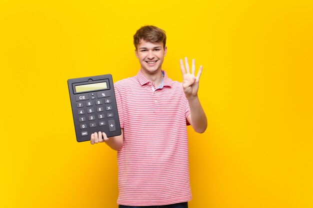 Joven rubia con una calculadora