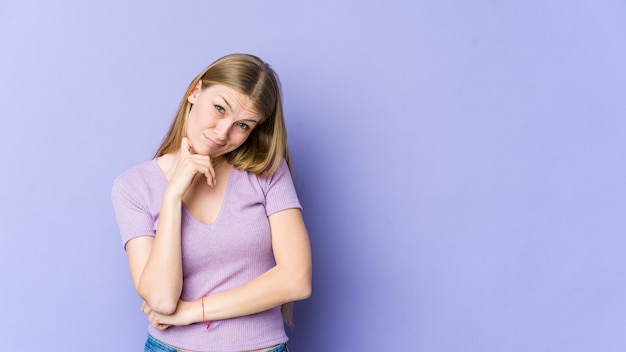 Joven rubia cansada de una tarea repetitiva