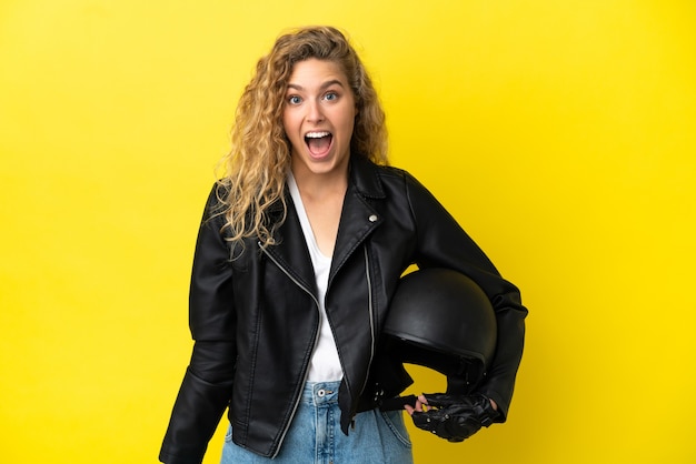 Joven rubia con un casco de moto