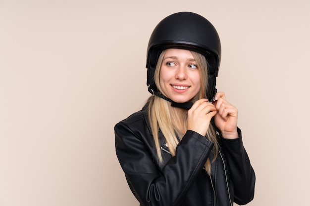 Joven rubia con un casco de moto