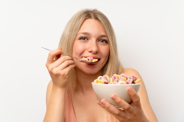 Joven rubia desayunando