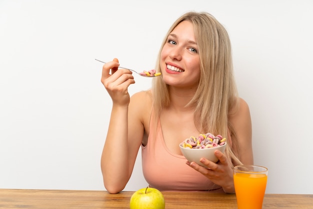 Joven rubia desayunando