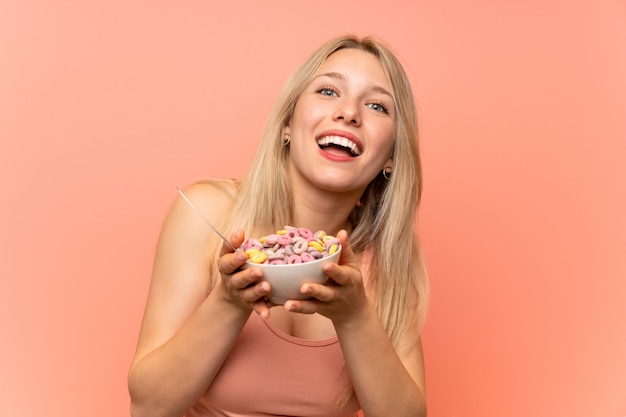 Joven rubia desayunando