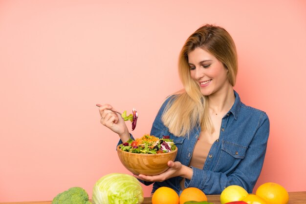 Joven rubia con ensalada