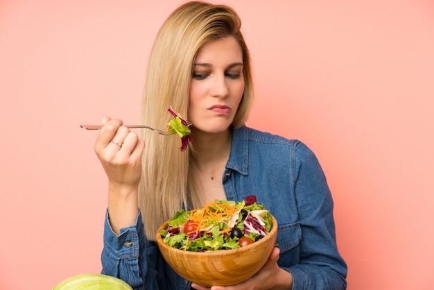 Joven rubia con ensalada