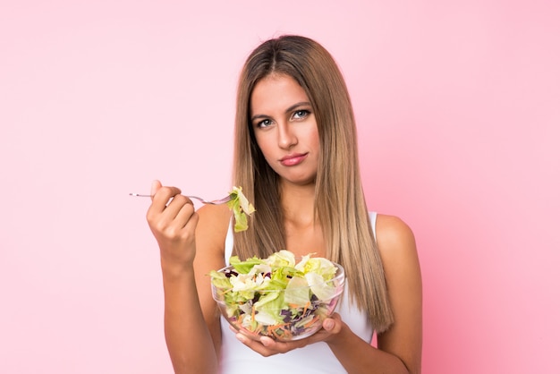 Joven rubia con ensalada