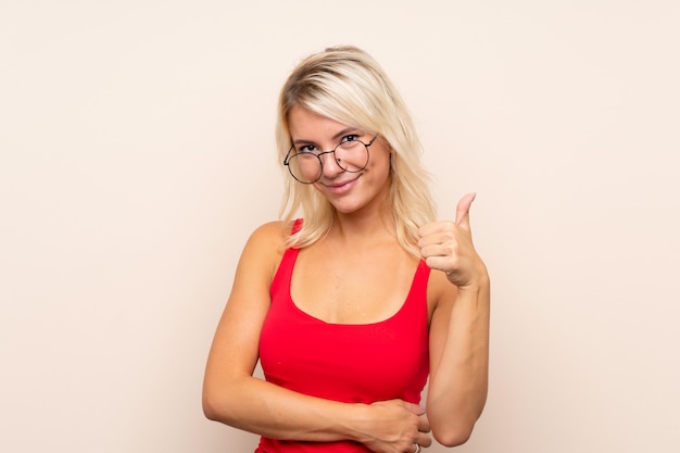 Joven rubia con gafas