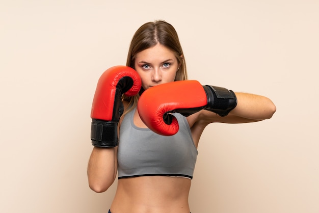 Joven rubia con guantes de boxeo